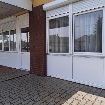 Fenyo Apartman Apartamento Nagykáta Exterior foto