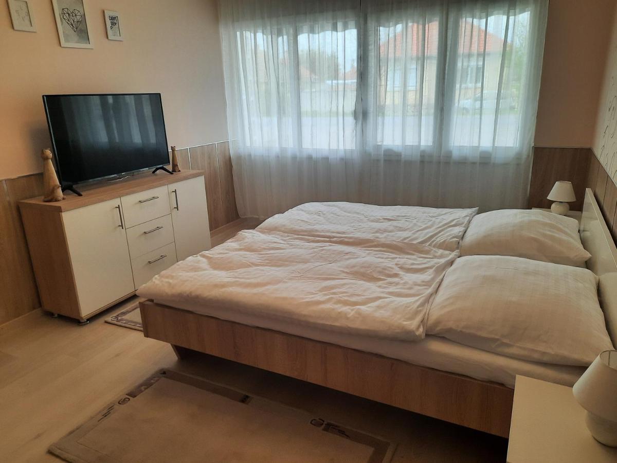 Fenyo Apartman Apartamento Nagykáta Exterior foto
